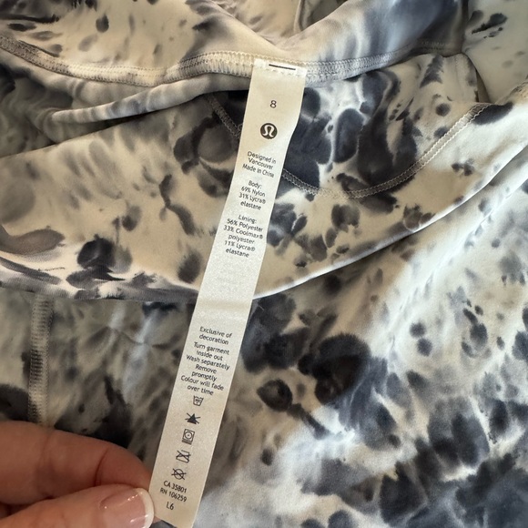 Lululemon tie dye leggings size 8. - Picture 5 of 6